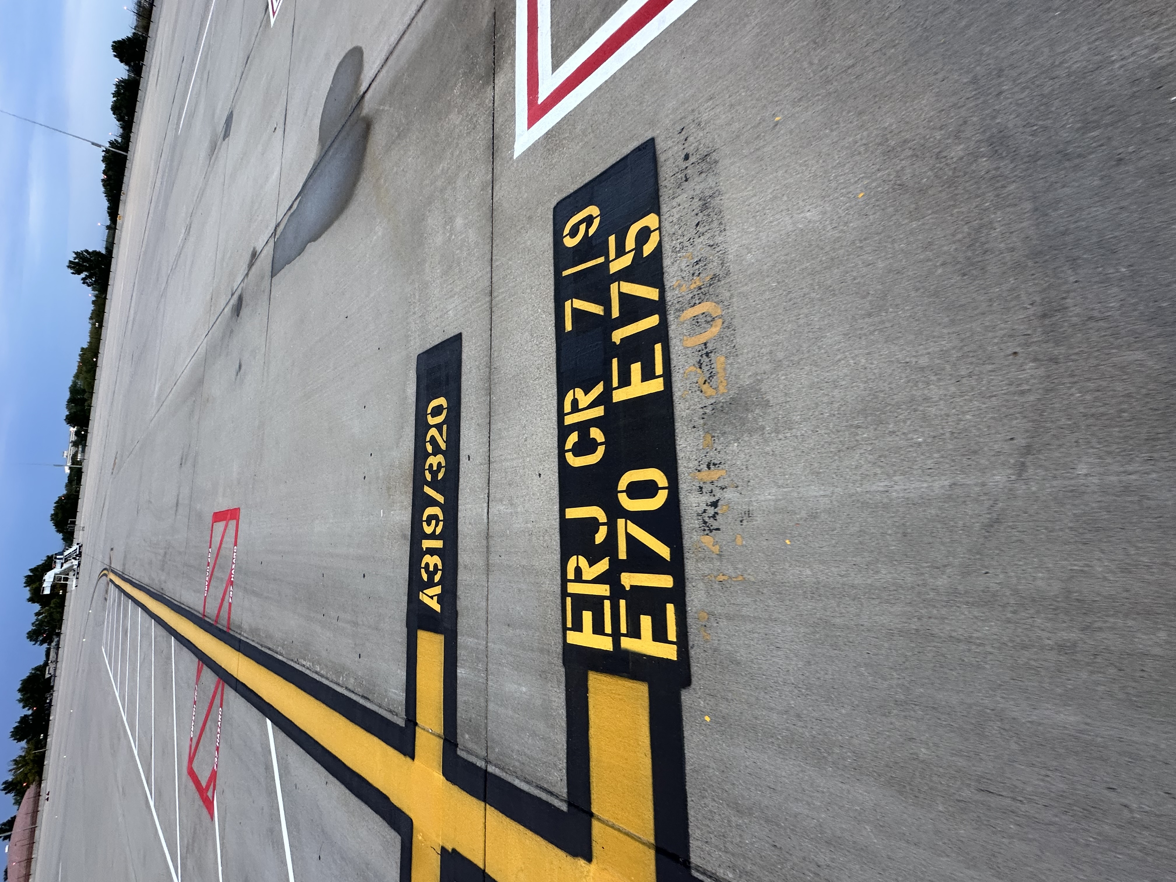 Yellow aircraft-type stop position markings on black contrast backgrounds